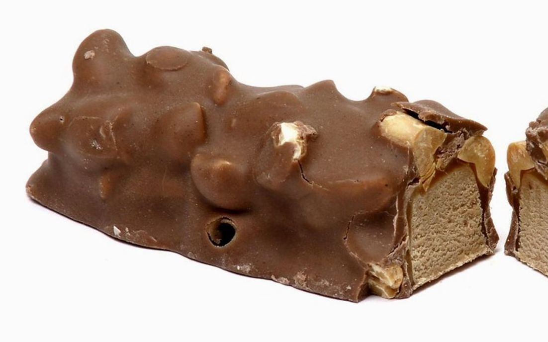 Una barra artesanal de chocolate con cacao de origen, con un acabado brillante